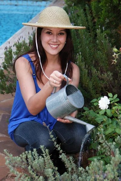 Vacker kvinna trädgårdsmästare — Stockfoto