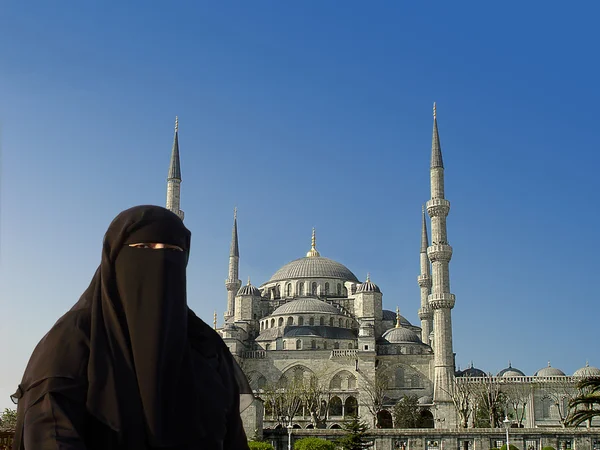 Мусульманская женщина и Голубая мечеть — стоковое фото