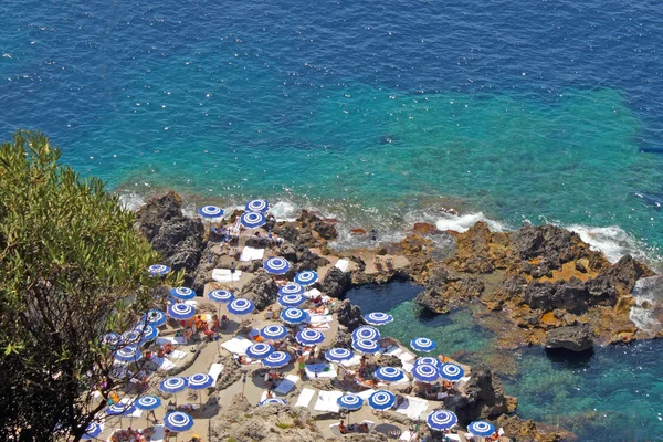 Пляж на Капри с солнечными зонтиками — стоковое фото