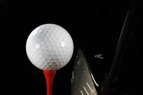Golfball på Tee – stockfoto