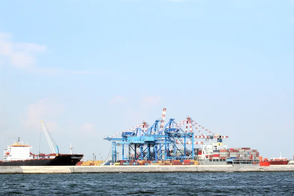 Container in einem Industriehafen lizenzfreie Stockfotos