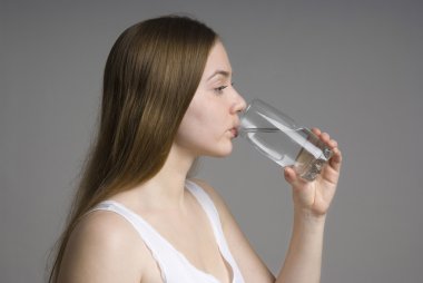 Su içen kadın