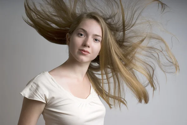 Giovane ragazza con i capelli biondi volanti — Foto Stock