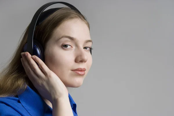 Žena poslouchá hudbu — Stock fotografie