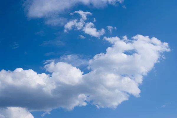 Ciel bleu foncé nuageux — Photo
