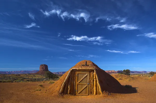 Hogan, traditionelles Navajo-Haus aus rotem Ton — Stockfoto