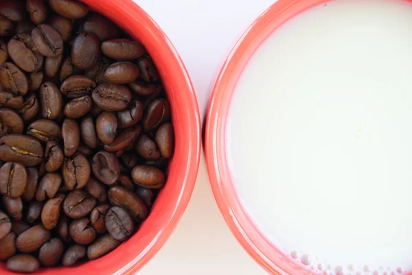 Две чашки кофе и молоко — стоковое фото