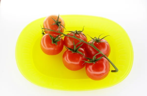 Rajčata na žlutém štítku — Stock fotografie