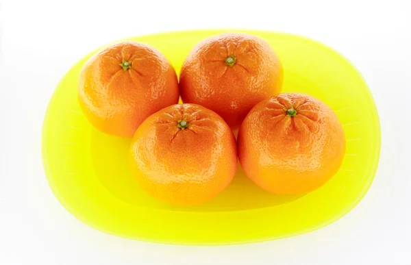 Tangerines on yellow plate — Stock Photo, Image