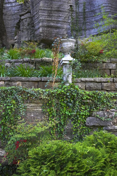 Фрагменты старого сада — стоковое фото