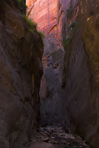 Túrázók belül canyon — Stock Fotó