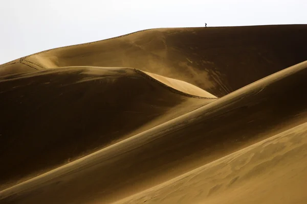 Пешие прогулки по песчаным дюнам — стоковое фото