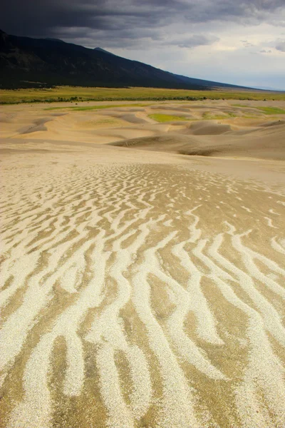 Гроза над піщаними дюнами — стокове фото