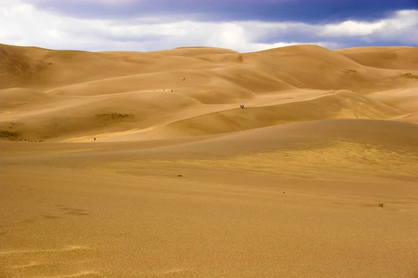 Walking in sand dunes — Stock Photo, Image