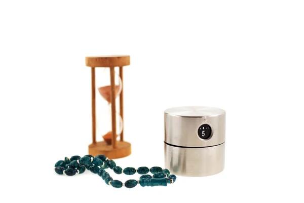 Nowoczesny zegar, stary klepsydra i kulki — Zdjęcie stockowe