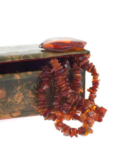 Янтарное ожерелье в кожаном чехле — стоковое фото