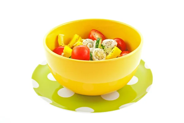 Zeleninový salát v misce žlutá — Stock fotografie