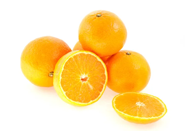 Cuatro mandarinas enteras y una cortada — Foto de Stock