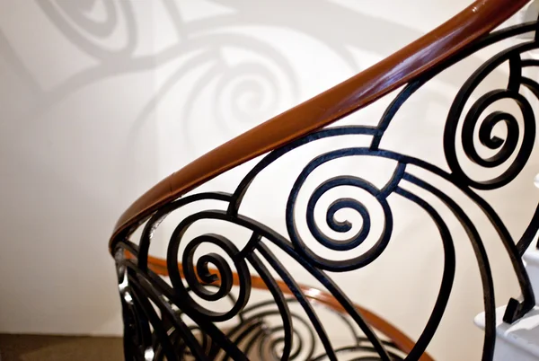 Bir merdiven üzerinde modern metal ızgara — Stok fotoğraf