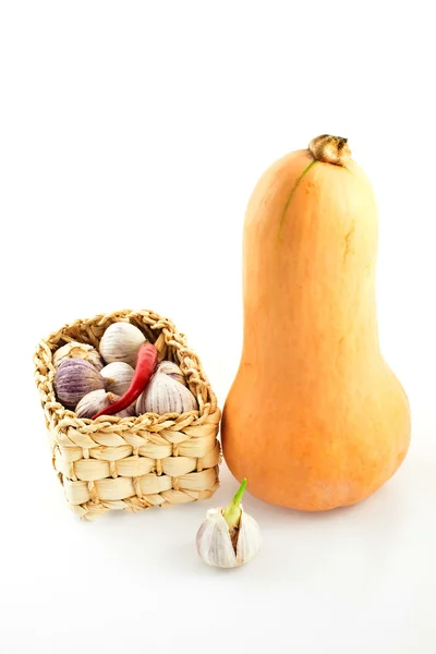 Basket of garlic and a pumpkin — Stock Photo, Image