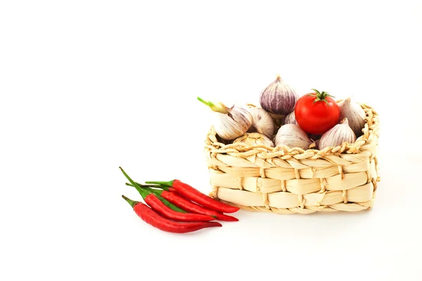 Pomodori, pepe e aglio in un cesto — Foto Stock
