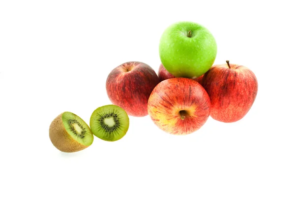 Cuatro rojo, una manzana verde y kiwis — Foto de Stock