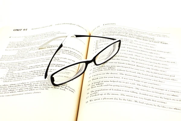 Brille auf aufgeschlagenem Buch — Stockfoto
