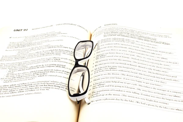 Szemüveg nyitott könyv — Stock Fotó