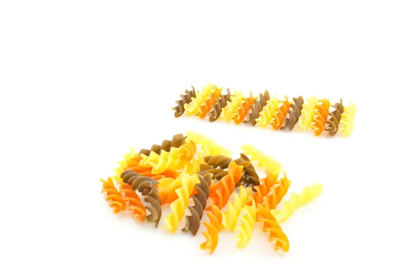 Veelkleurige pasta op een witte achtergrond — Stockfoto