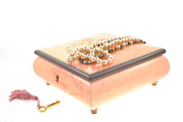 Colliers de perles sur boîte incrustée — Photo