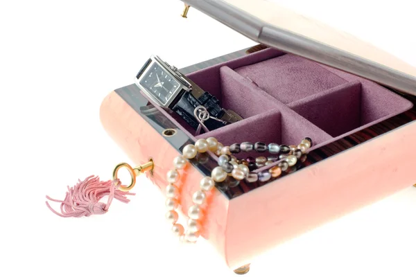 Perlenketten und Armbanduhr in Box — Stockfoto