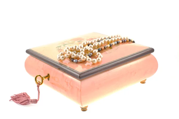 Жемчужные ожерелья на инкрустированной коробке — стоковое фото