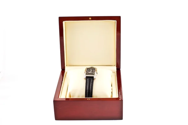 Vrouwelijke zilveren horloge in een houten geschenkdoos — Stockfoto