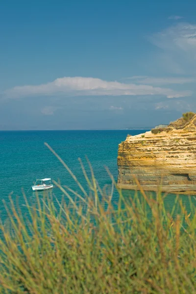 Zee landschap met een boot — Stockfoto