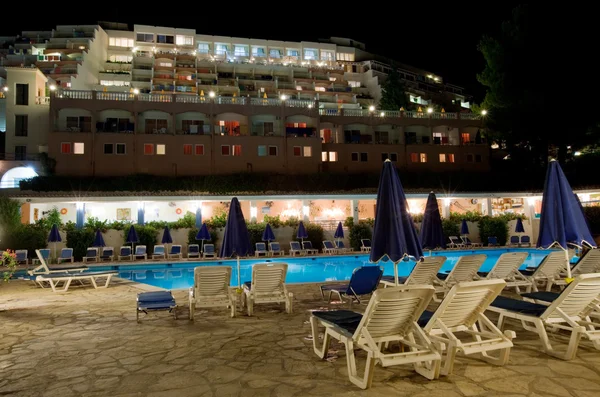 Fronte dell'hotel greco di notte — Foto Stock