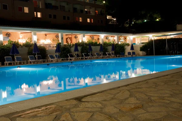 Piscina di hotel greco di notte — Foto Stock