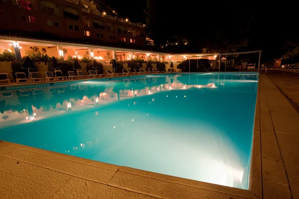 Gece Yunan otelin havuzu — Stok fotoğraf