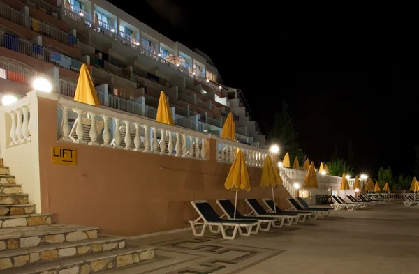 Fronte dell'hotel greco di notte — Foto Stock