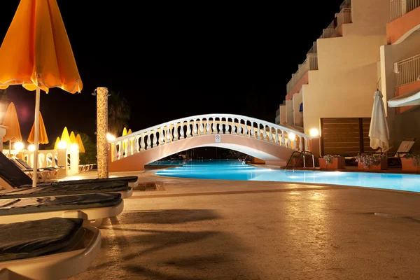 Piscina de hotel grego à noite — Fotografia de Stock