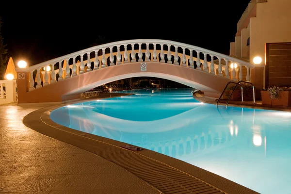Zwembad van Griekse hotel nachts — Stockfoto