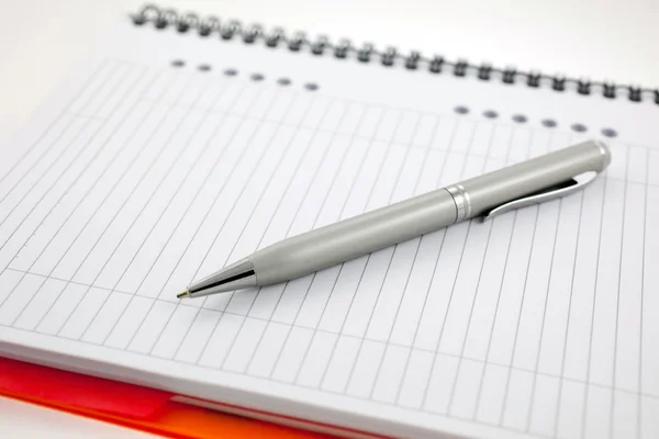 Penna och papper orange notebook — Stockfoto