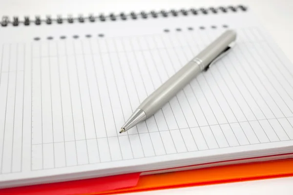 Caneta e papel laranja notebook — Fotografia de Stock
