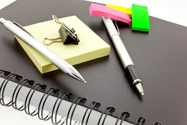 Arrangör, post-its, penna, penna och st — Stockfoto