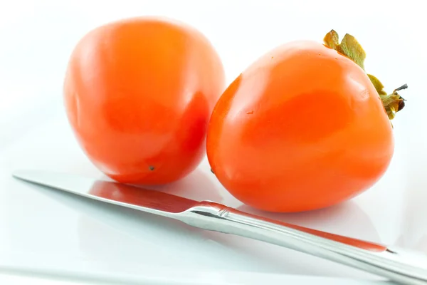 2 熟した柿と鉄製のナイフ — ストック写真