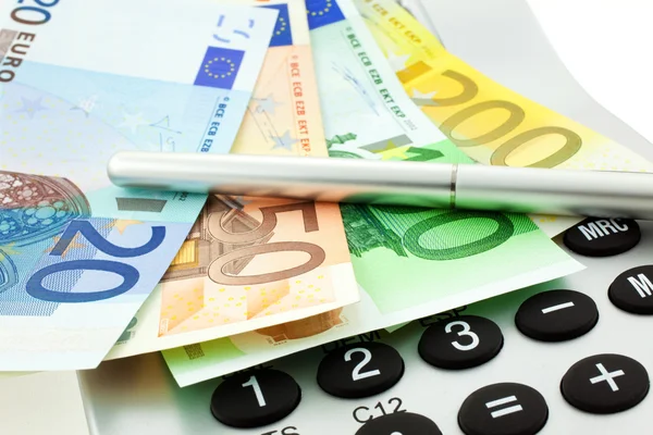 Eurobankovky se Kalkulačka a pen — Stock fotografie