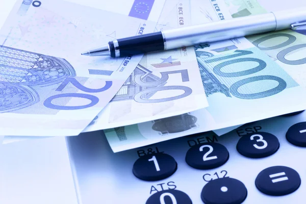 Notas de euro com calculadora e caneta — Fotografia de Stock