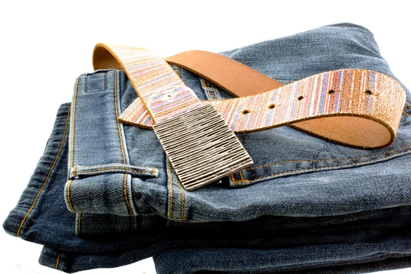 Pantalones vaqueros azules y cinturón de cuero con correa — Foto de Stock