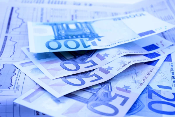 Billetes en euros en un periódico financiero —  Fotos de Stock