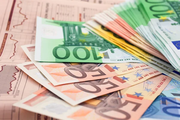 Billetes en euros en un periódico financiero — Foto de Stock