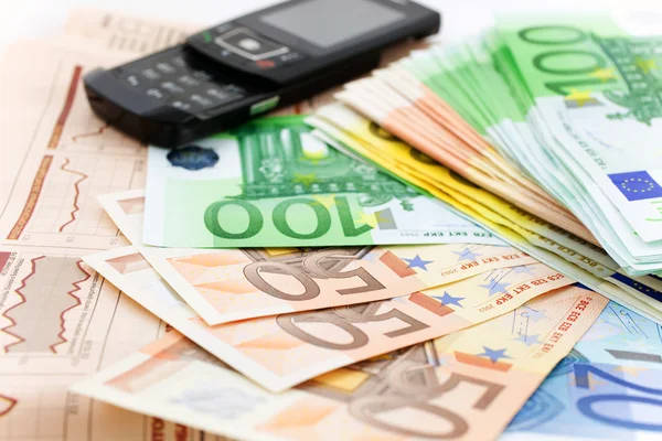 Euro e telefone móvel em um financeiro — Fotografia de Stock